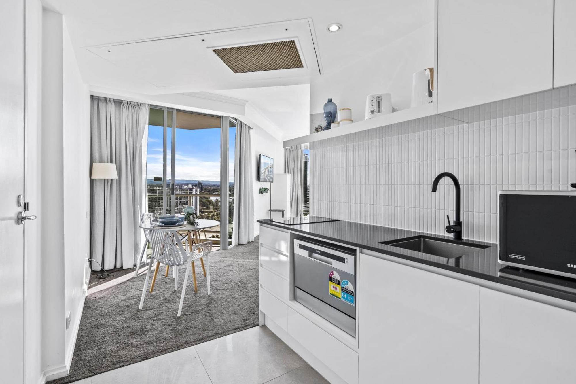 Legends Apartments - Qstay Gold Coast Bagian luar foto