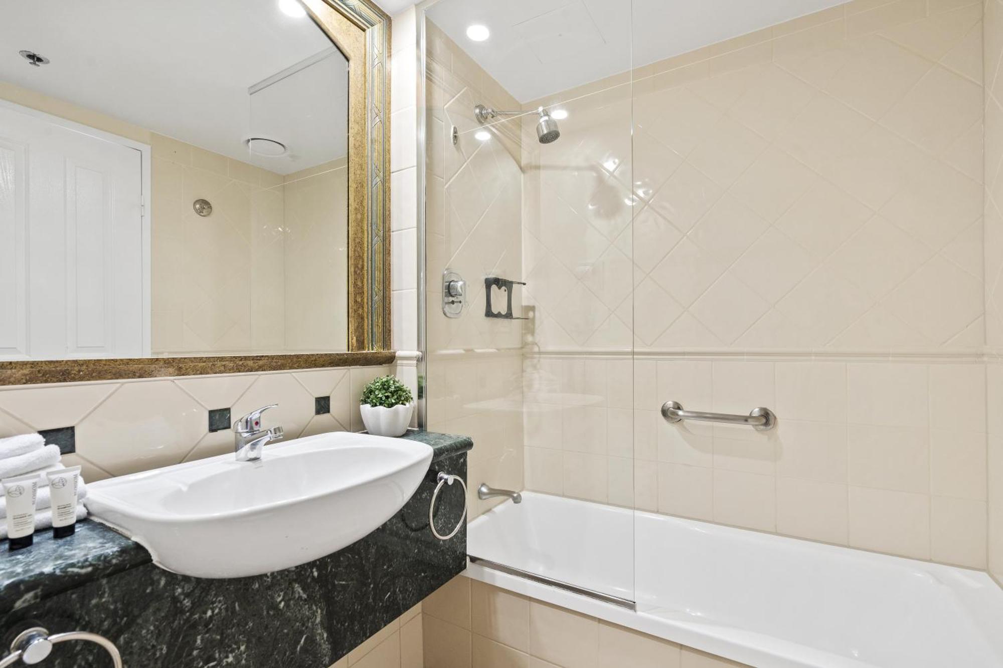 Legends Apartments - Qstay Gold Coast Bagian luar foto